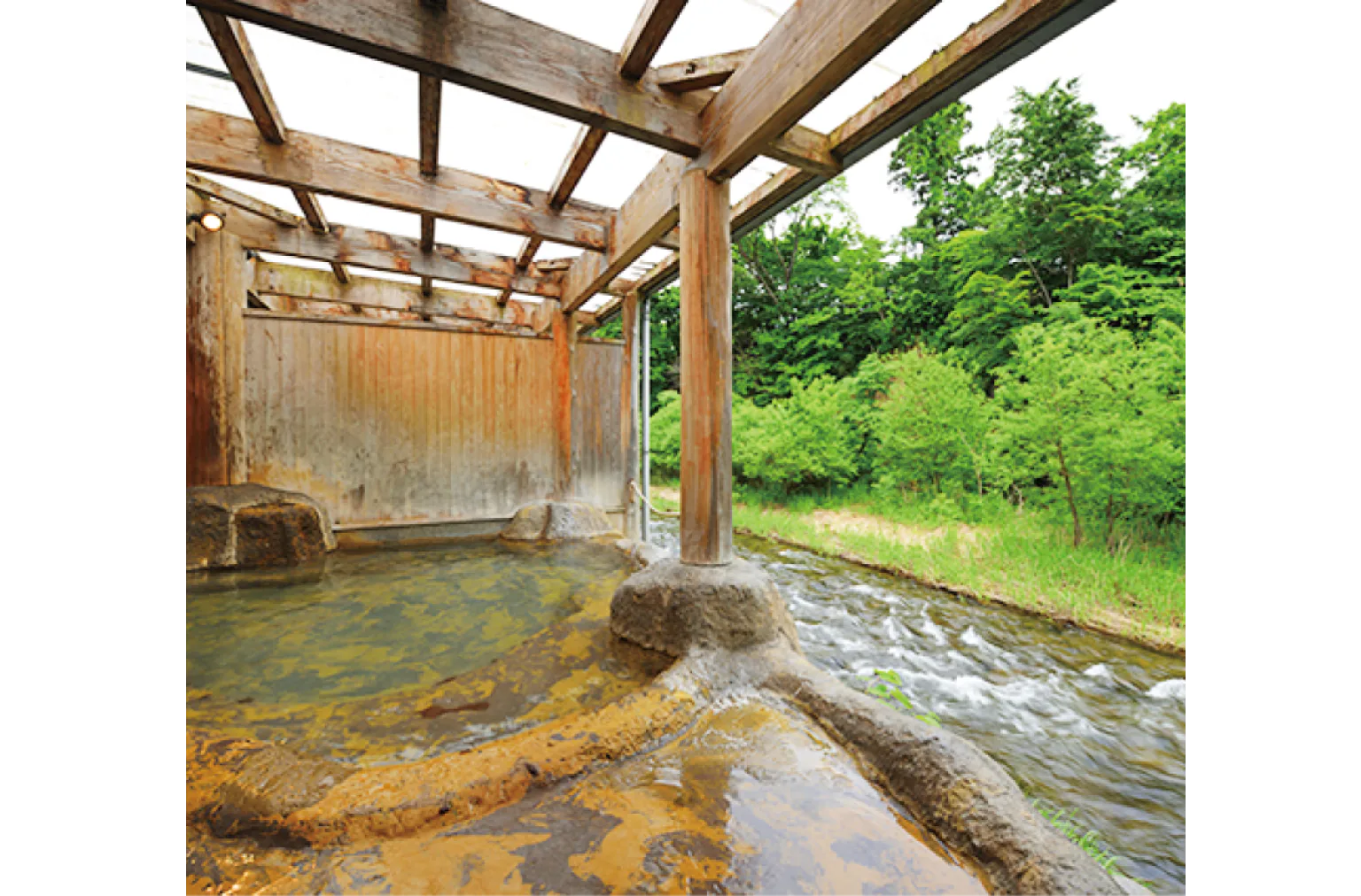 渓流に面し、野趣満点の露天風呂の画像