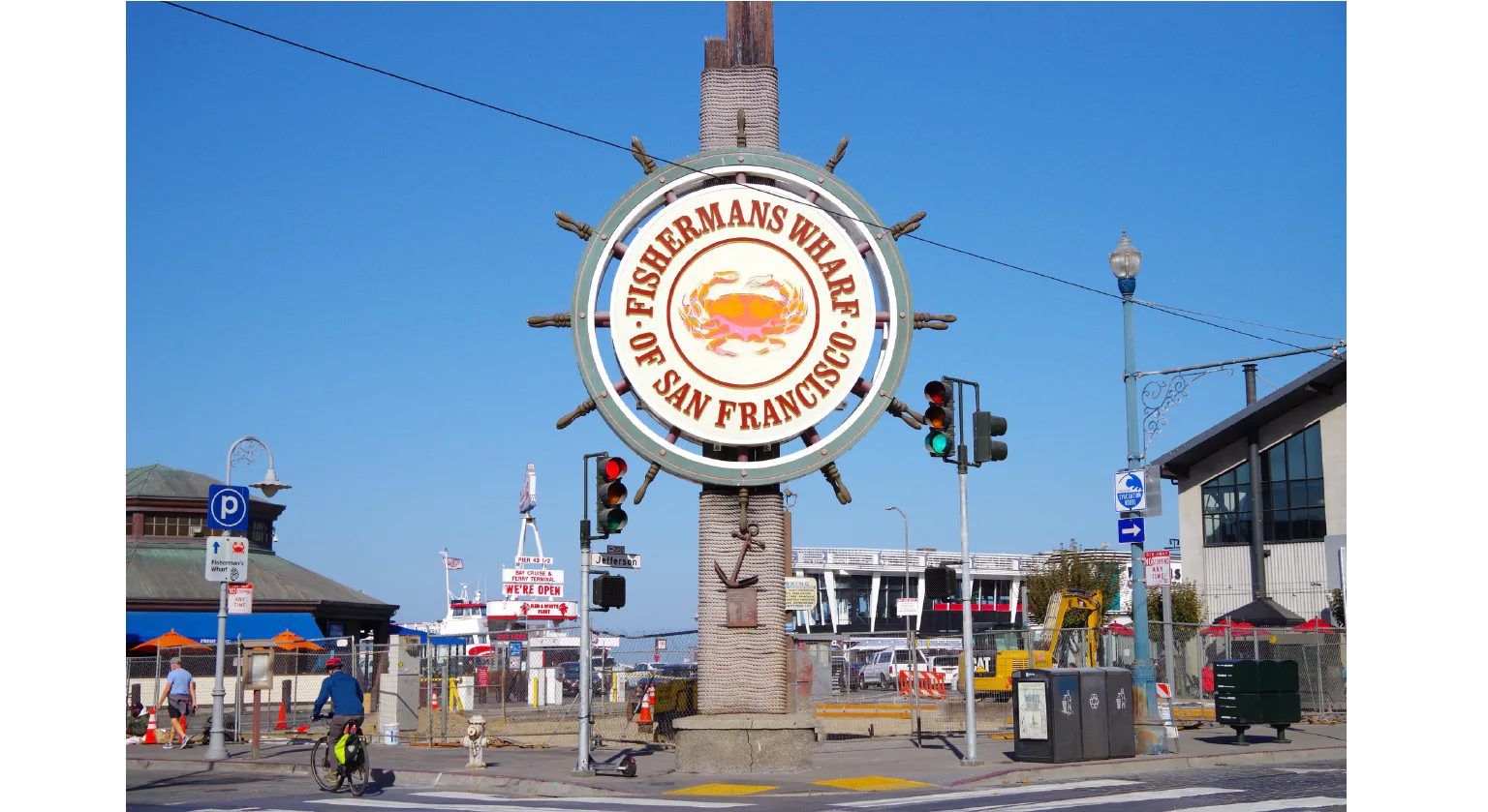 船の舵輪の中央に蟹の絵が描かれた大きな看板は、撮影スポットとしても人気。