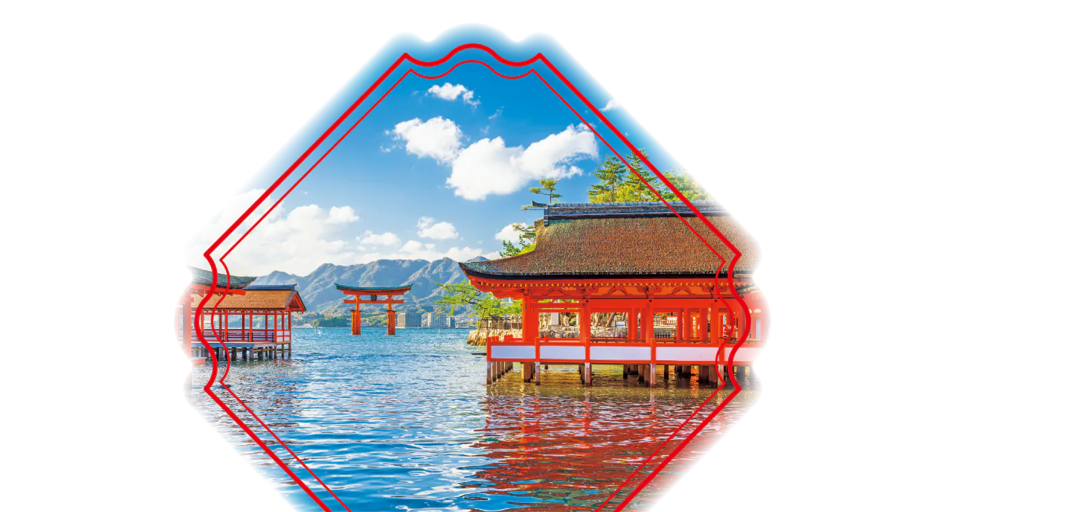 山水の自然美と朱色の大鳥居が見事に調和している画像