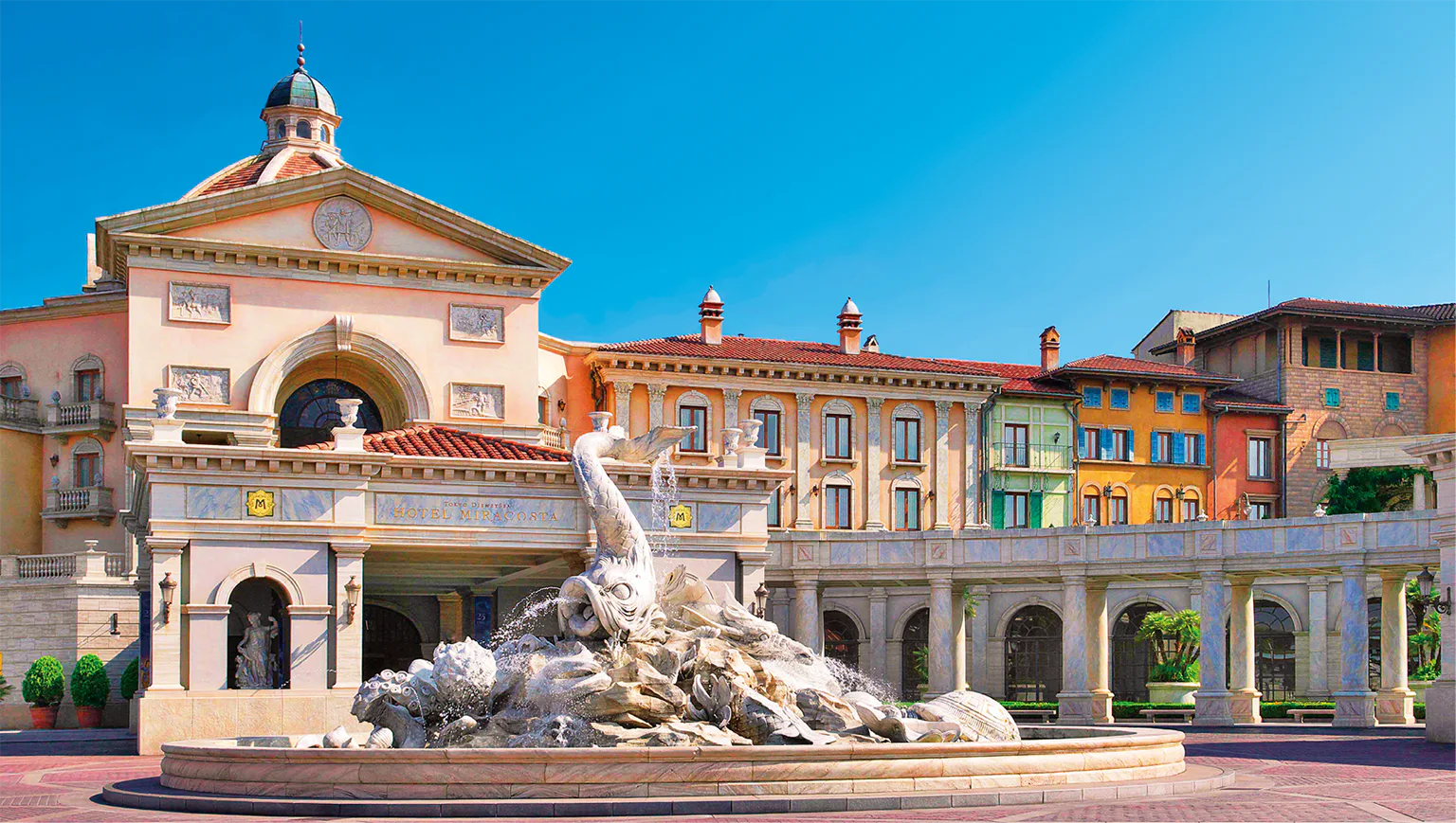 （写真）ホテルの正面に配された彫刻は、神話上の海の生き物がモチーフ