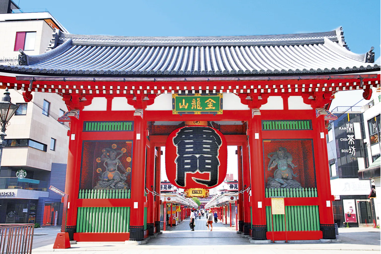 浅草のシンボル浅草寺にお参りの画像