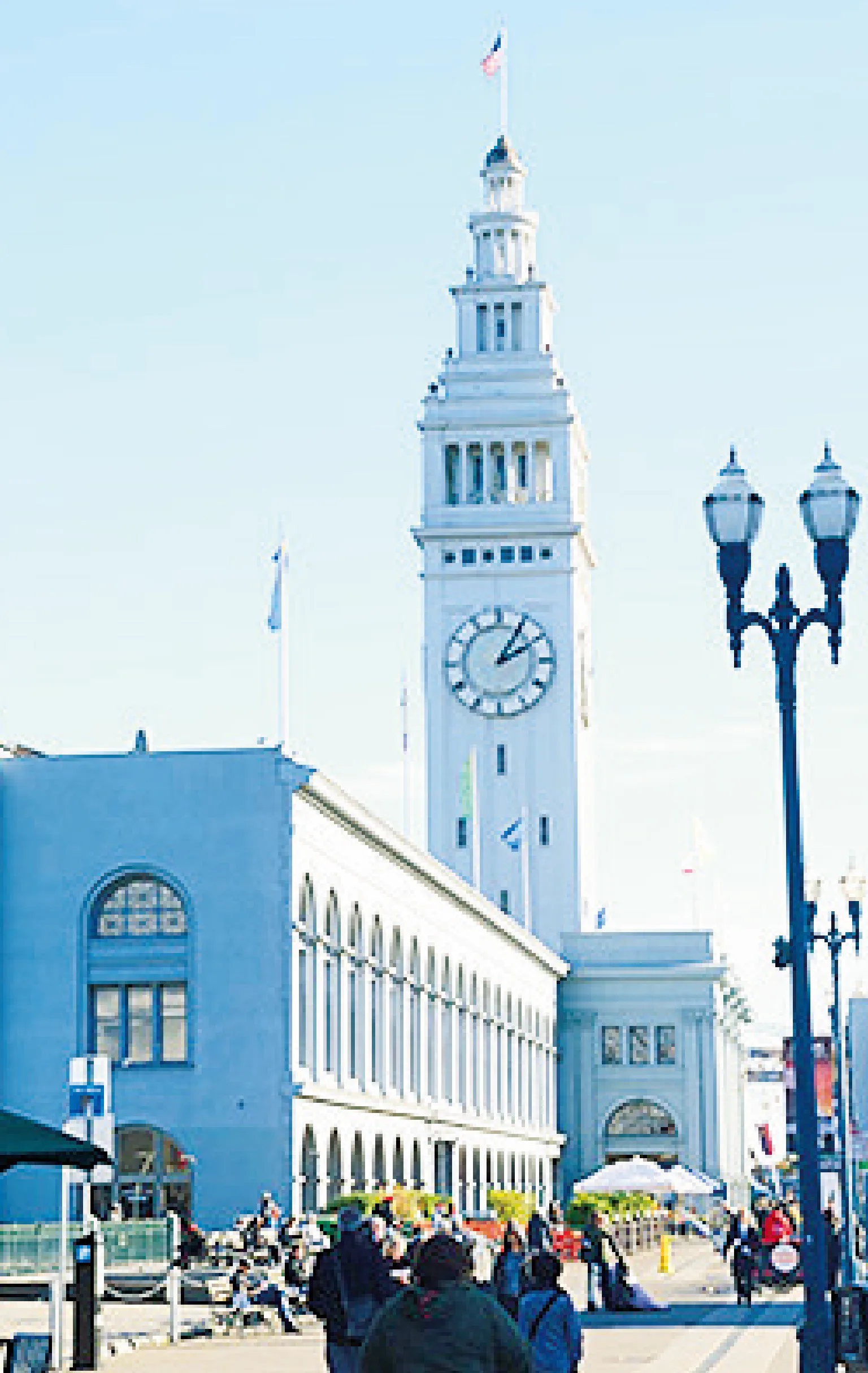 時計台が目印。ここからフェリーが発着している。1階にレストランやショップが集まっている