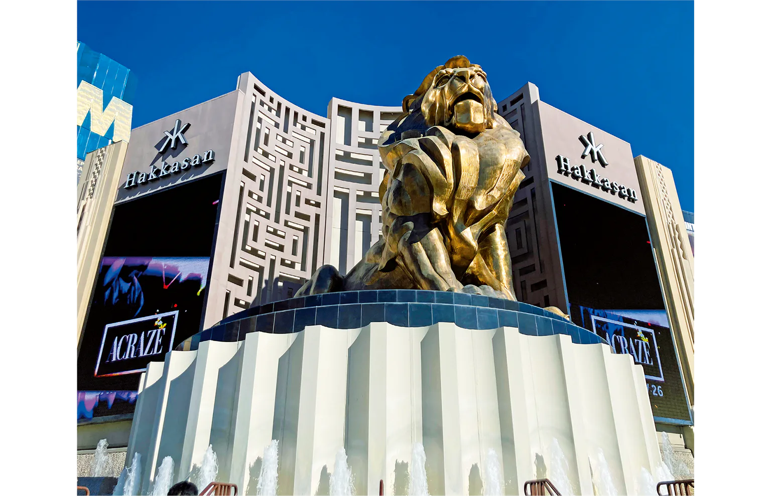 金色のライオン像の画像