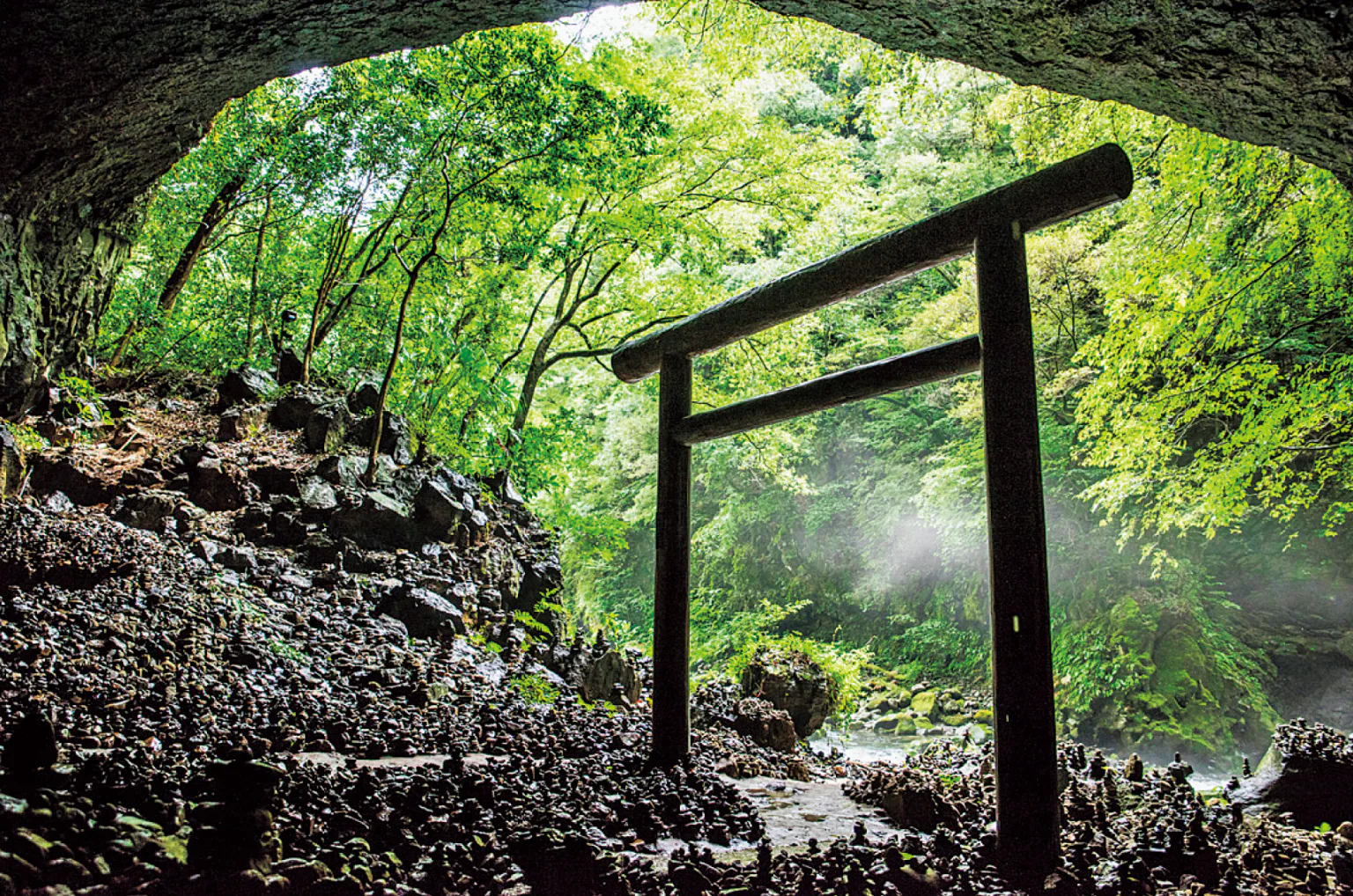 洞窟と鳥居の紹介画像