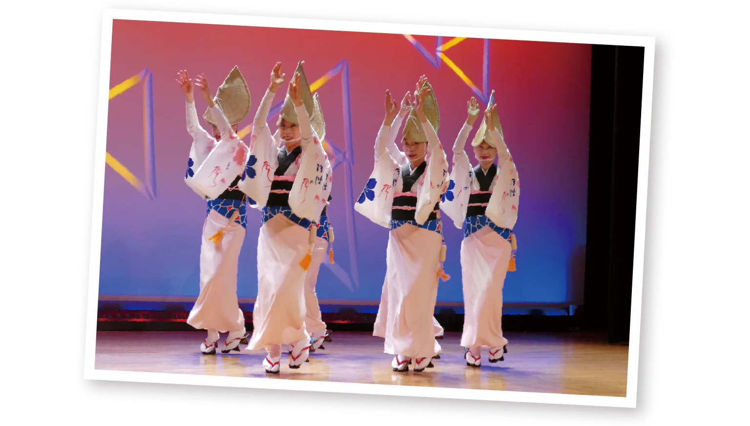 ぴったり揃う踊りが見ていて爽快！の画像