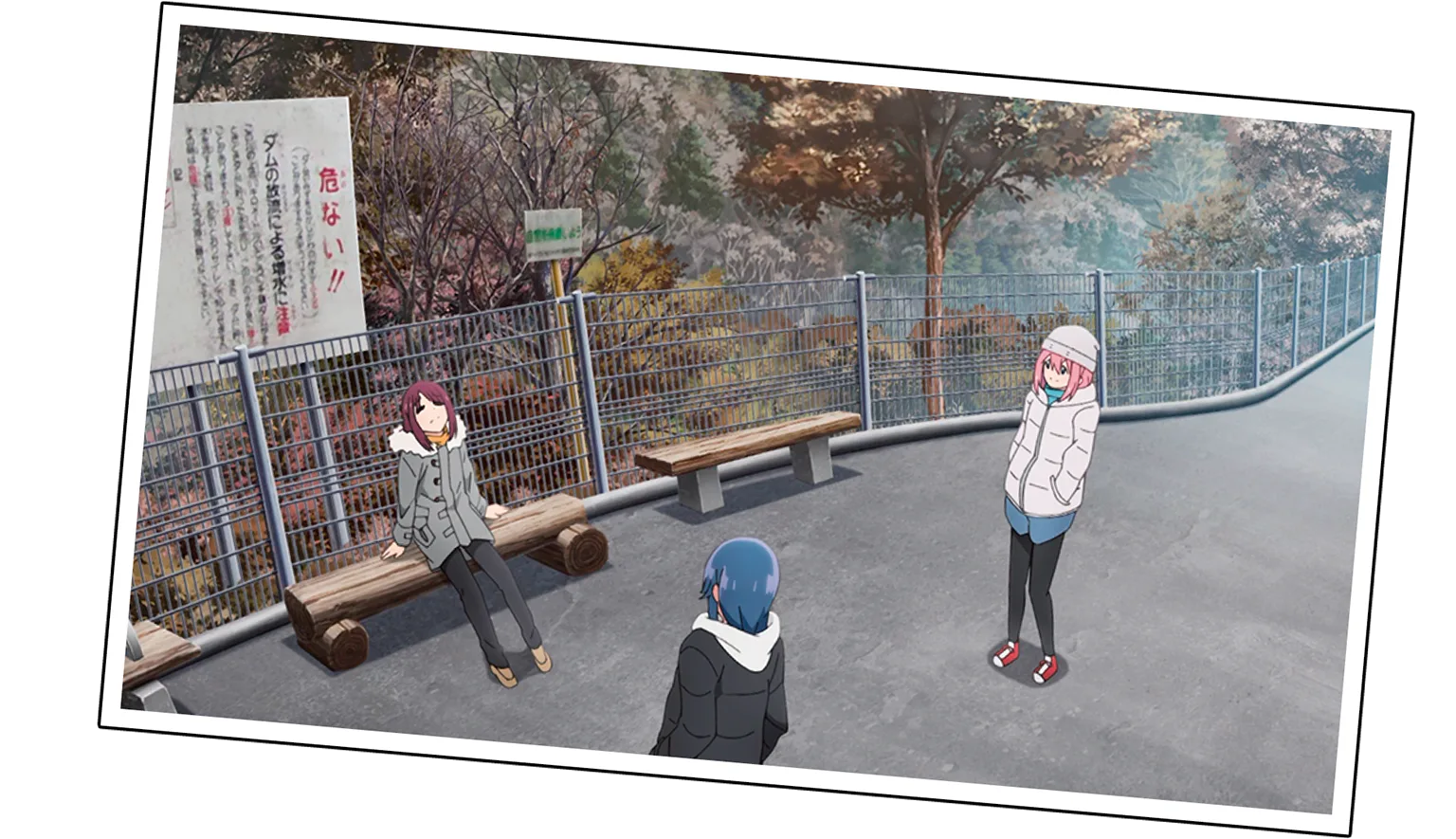 展望台手前のベンチで疲労困憊の綾乃の画像