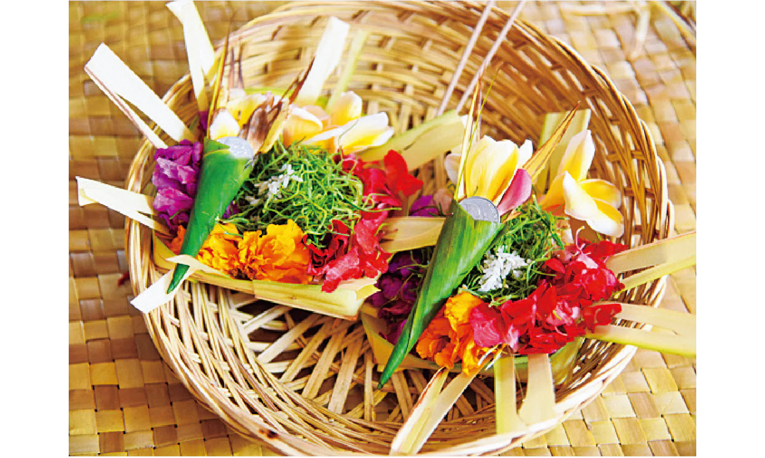 「チャナン」。ヤシの葉で作ったお皿にお菓子や花、線香を載せたお供え物の画像