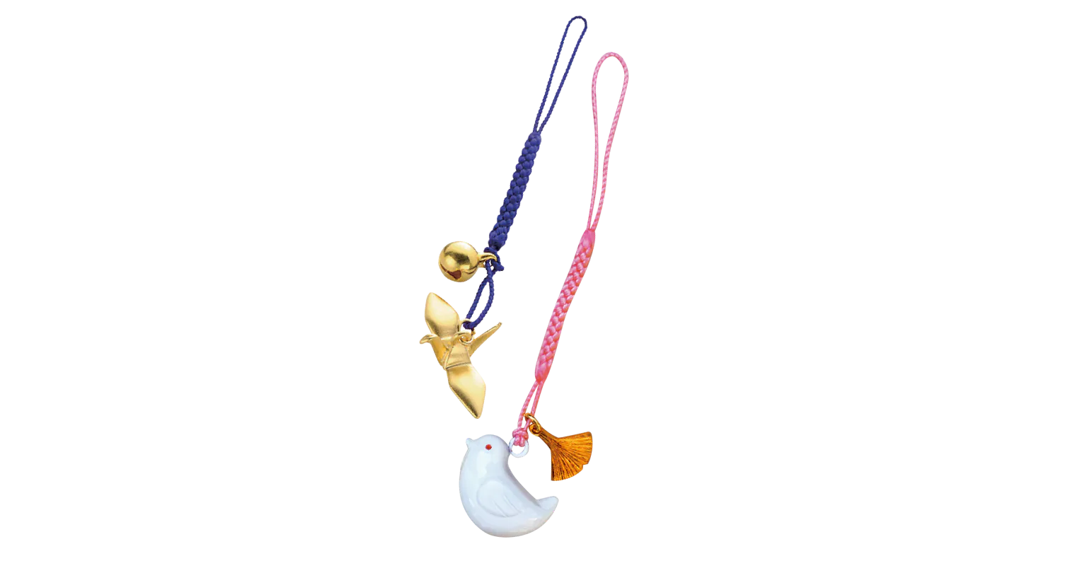 かわいいお守りは、鳩鈴守（下）、折鶴叶守（上）。各1000円