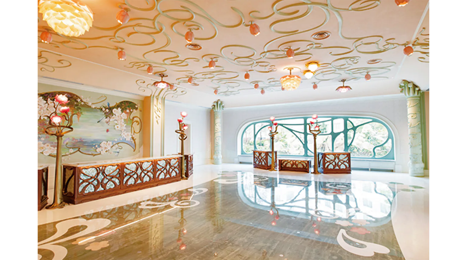 （写真）草花のモチーフであふれるファンタジーシャトー・ラウンジ（レセプション）