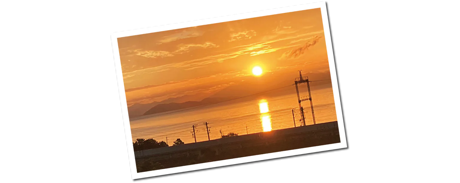 朝陽をはじめ移ろいゆく空と、小高い場所から見渡すびわ湖との共演は圧巻の紹介画像