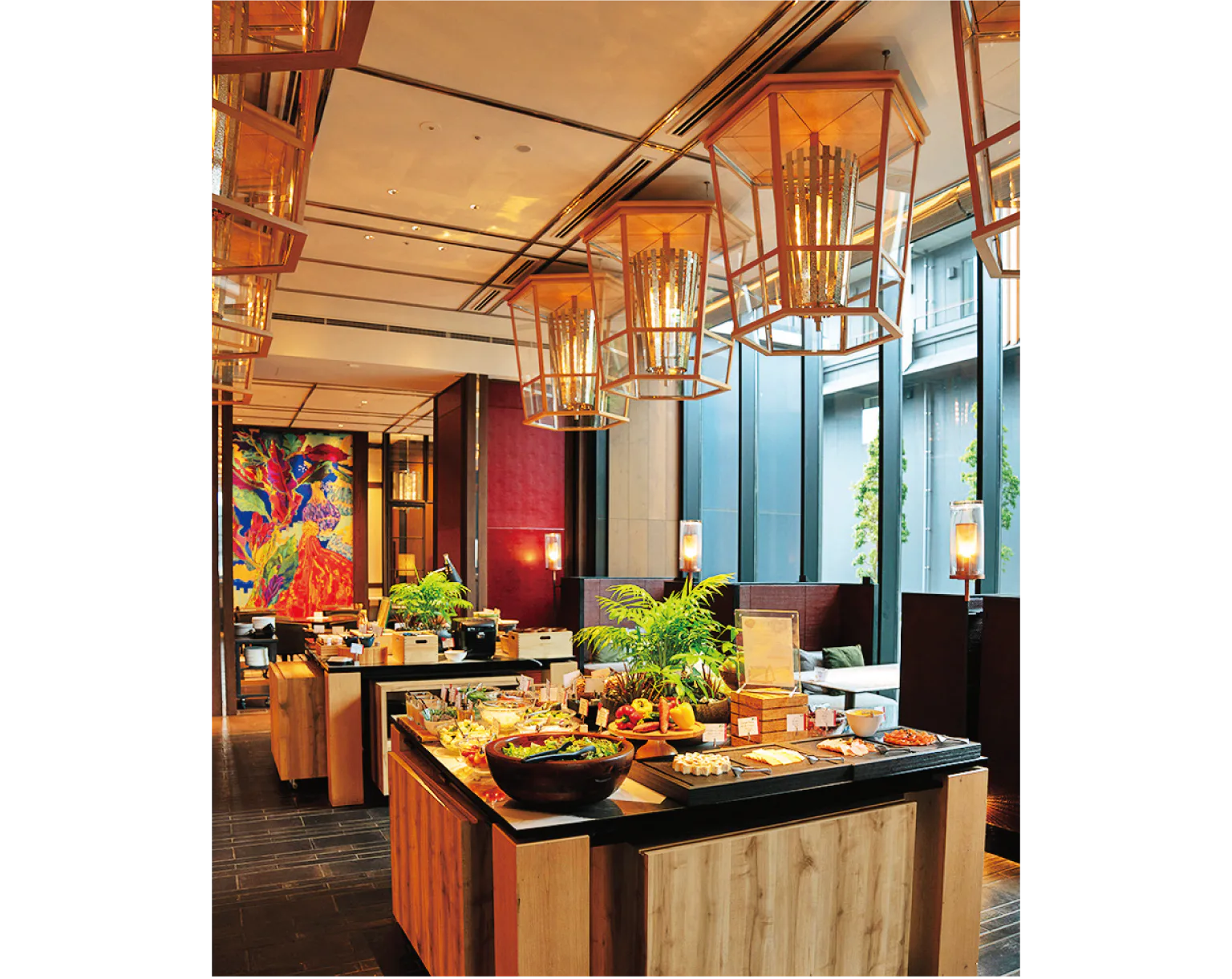館内レストラン「FIVE - Grill & Lounge」の朝食ブッフェ。ランチ、ディナー、カフェメニューも充実