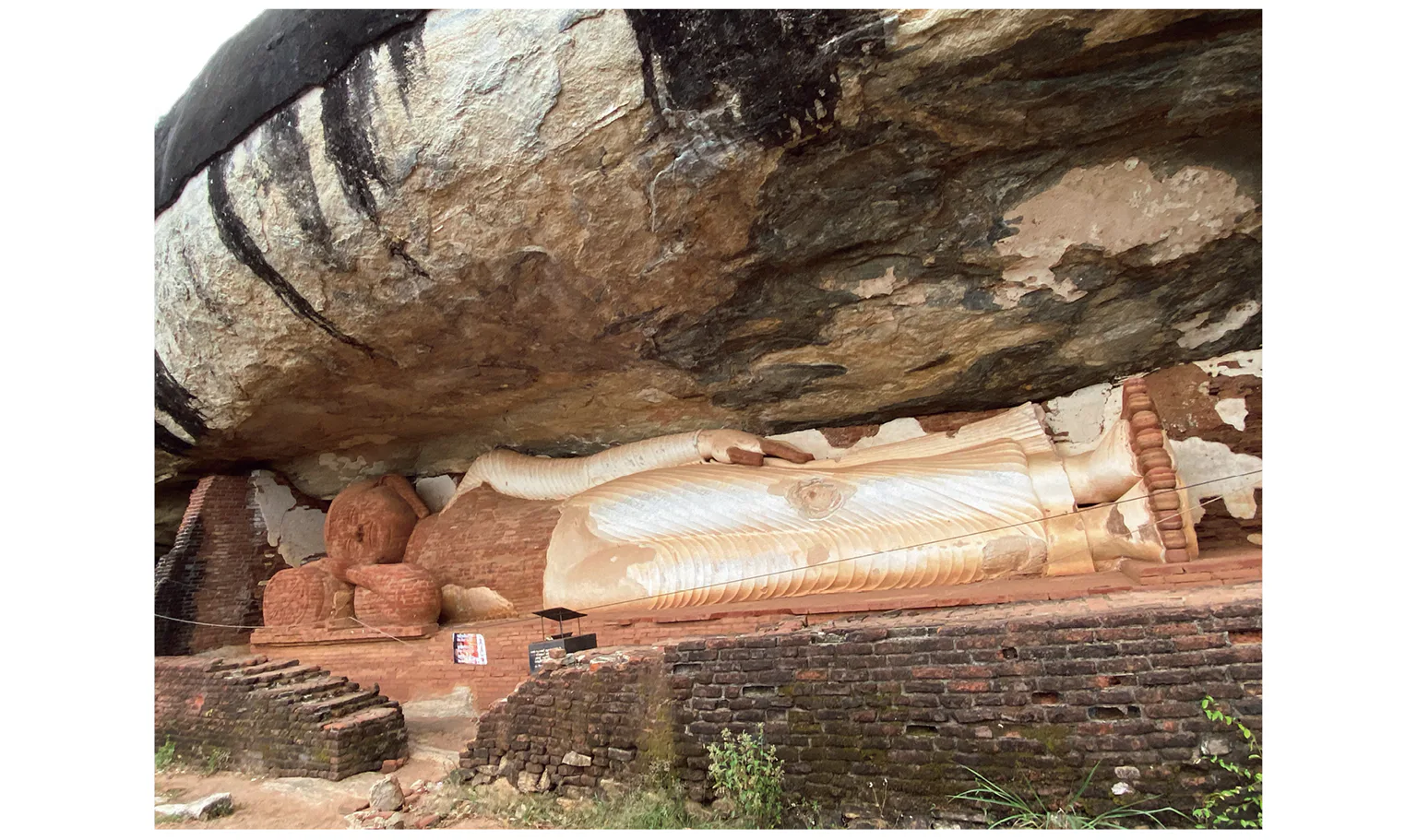 涅槃像まで石段を約15分登るの画像