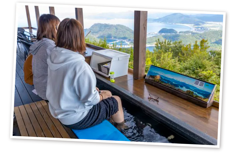 足湯でくつろぐ 写真