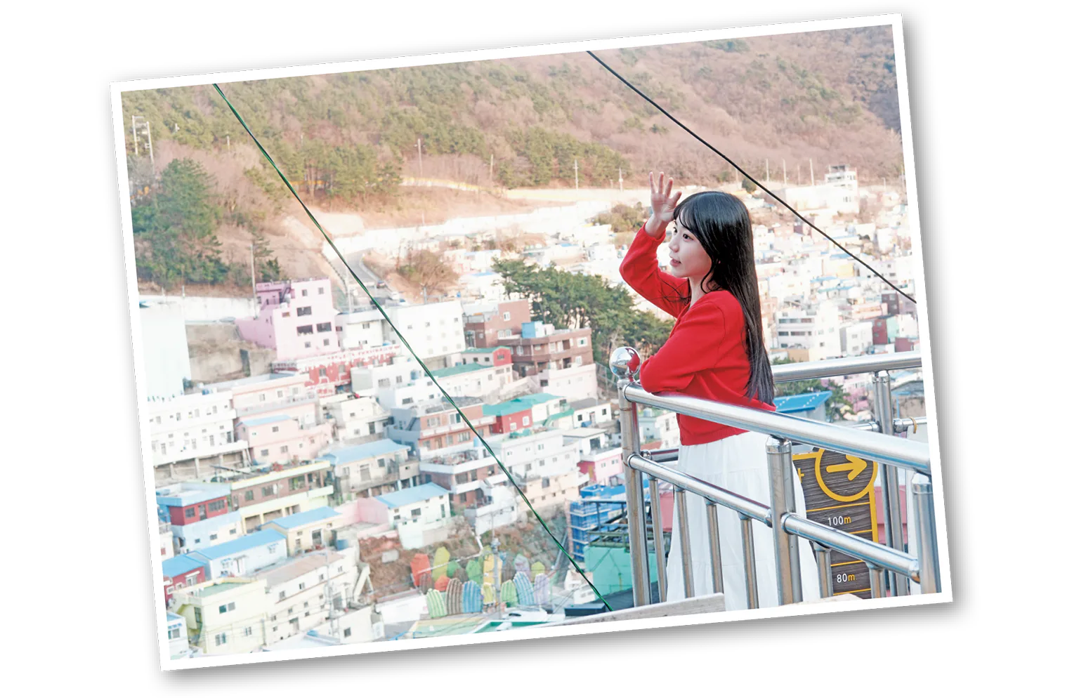 山の斜面に沿って立ち並ぶ美しい家々と迷路のような路地の画像