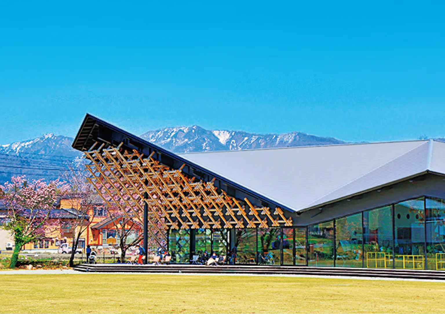 Snow Peak LAND STATION HAKUBA　芝生広場の画像