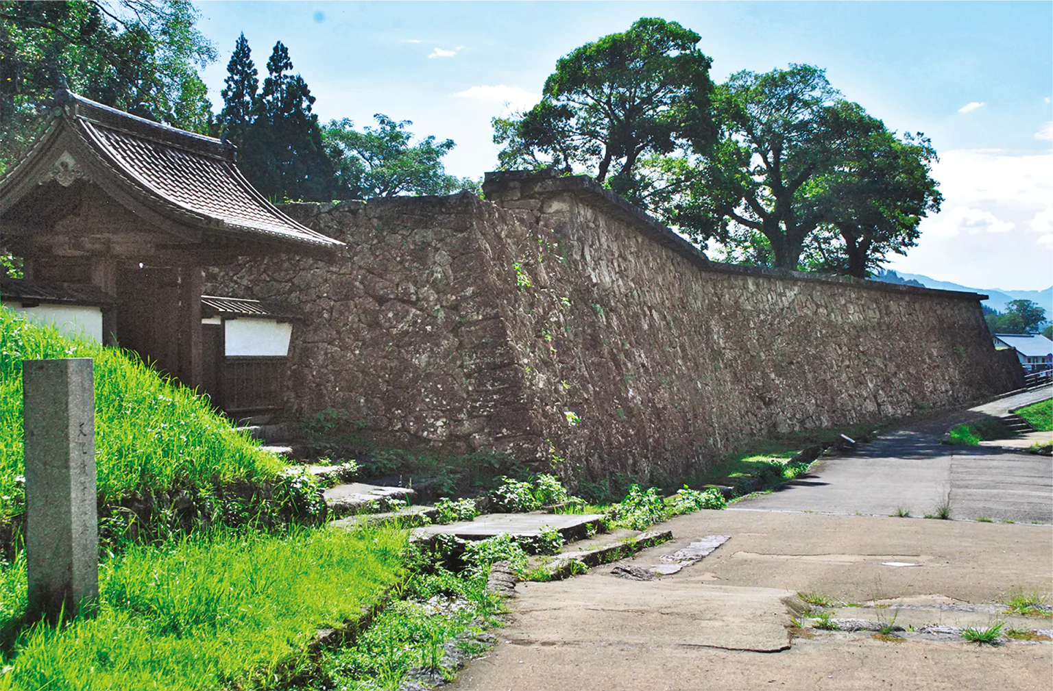 川を天然の堀として利用している。がっしりとした石垣は往時のままの画像