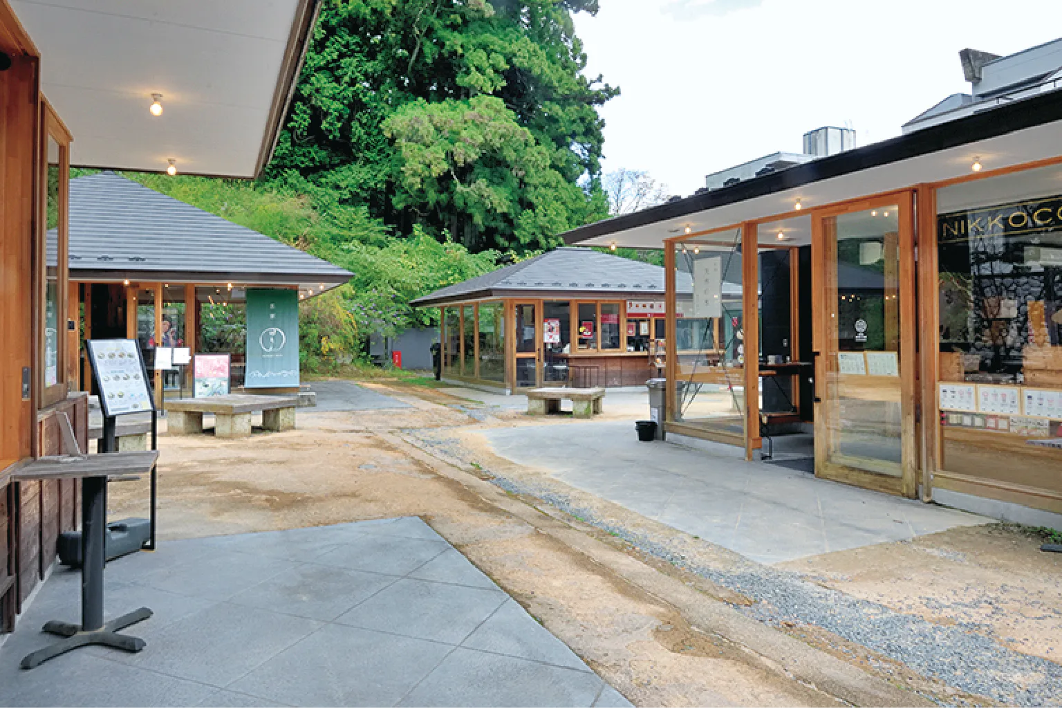 参道の茶屋らしく店舗は木造平屋建て