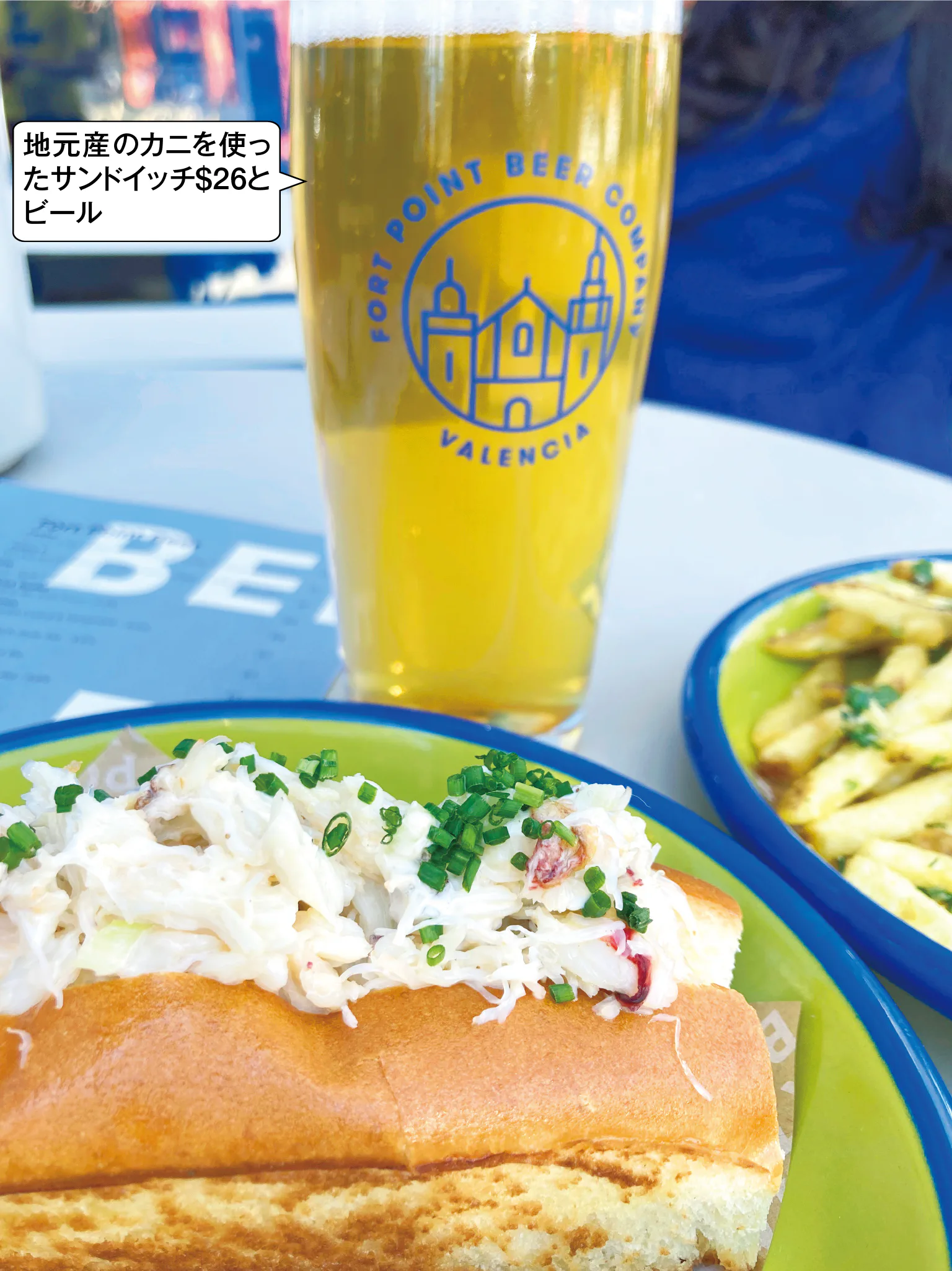 サンドイッチとビールの画像