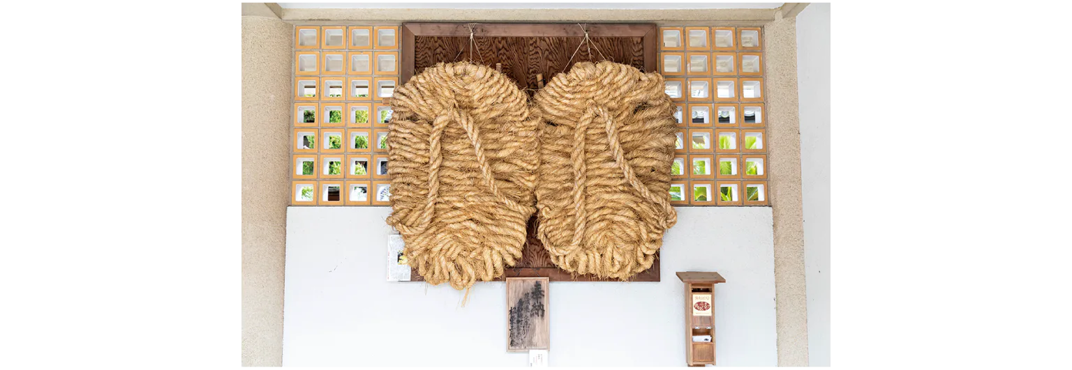 大仏さまの藁草履を展示。片足だけで重さ約45kg！