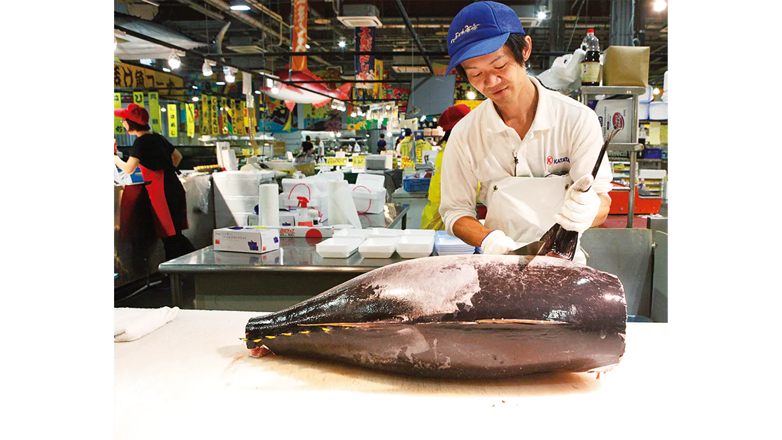 (写真)マグロ解体ショーの様子