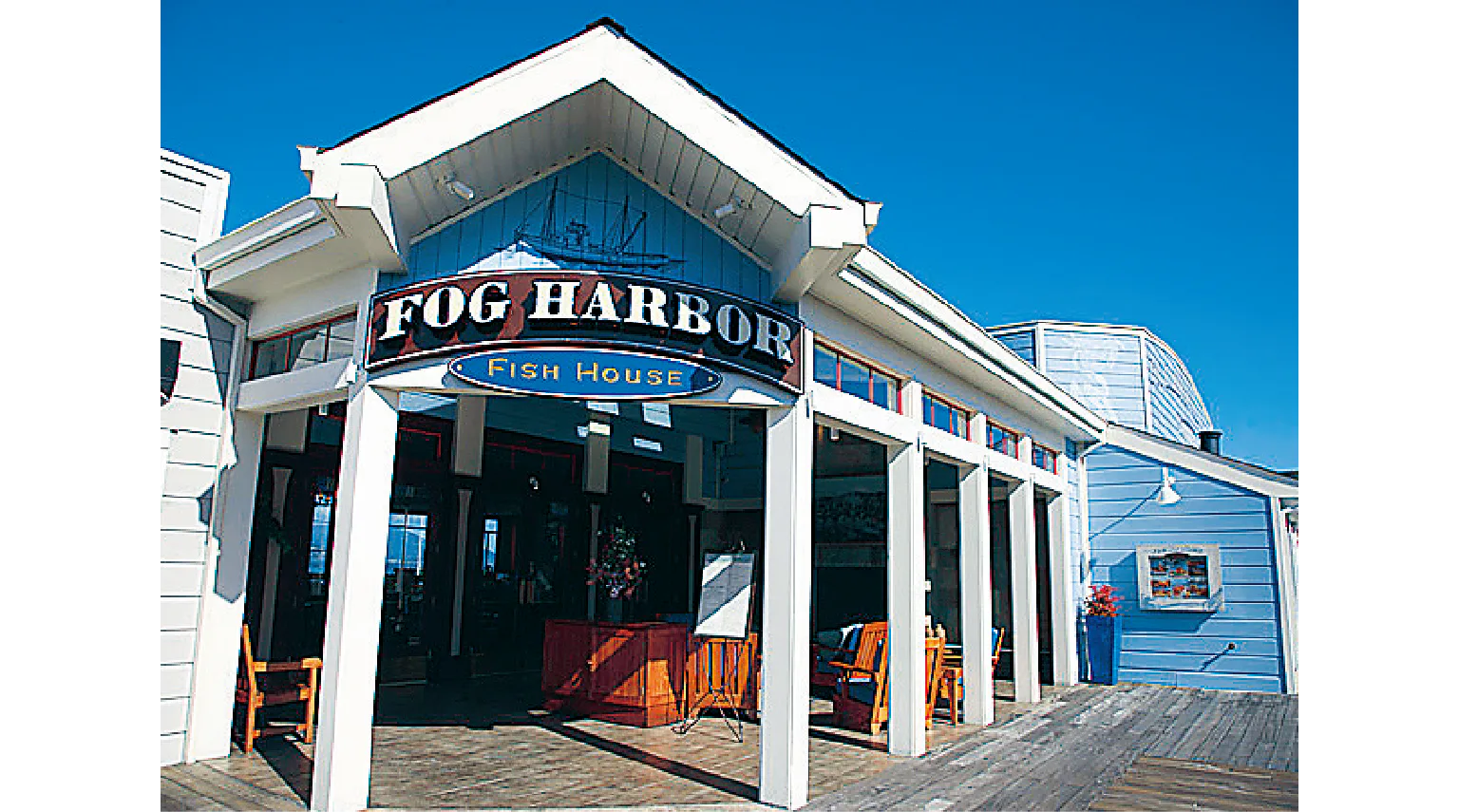 店に入ると手前にバーカウンターがある