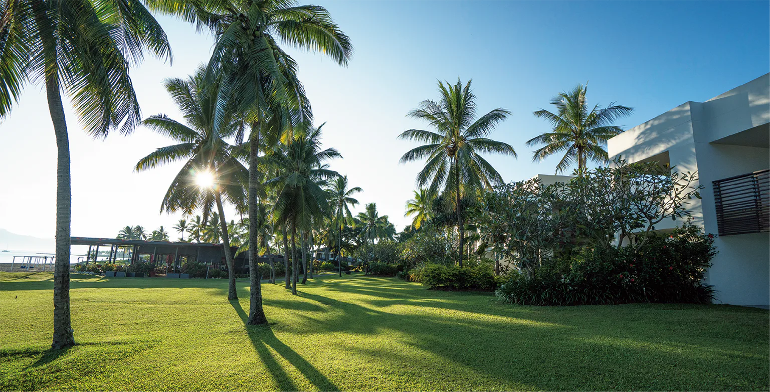 広々とした芝生に面した客室の画像