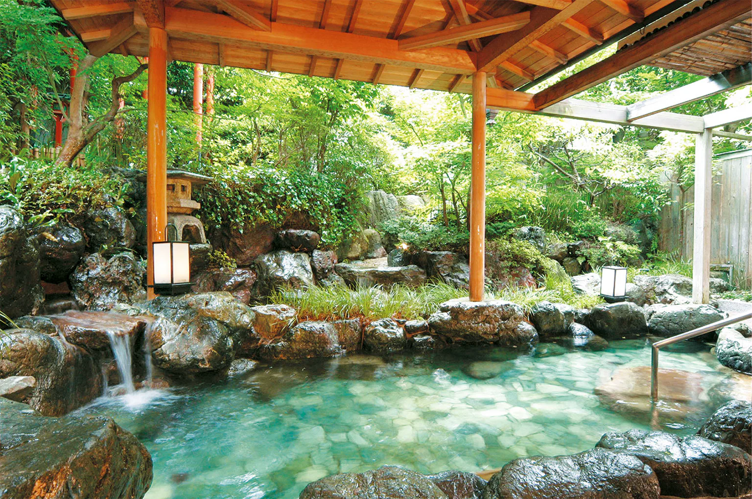 （画像）自慢の庭園露天風呂の 岩風呂。18時には隣の 興福寺の鐘の音が聞こえ、 いっそう情緒がある