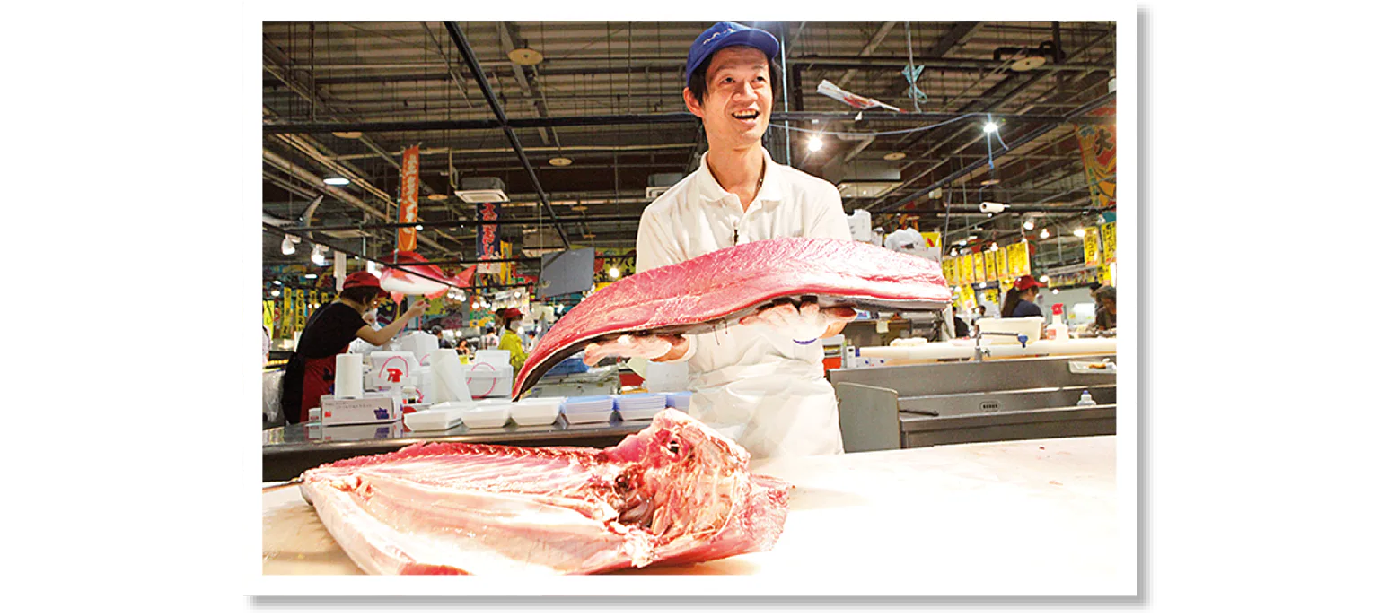 (写真)マグロ解体ショー 大・中トロ部分を即売