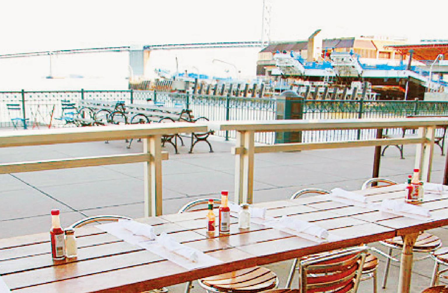 ホ グ・ア イ ラ ン ド・オ イ ス タ ー・カ ン パ ニ ー　テラス席の画像