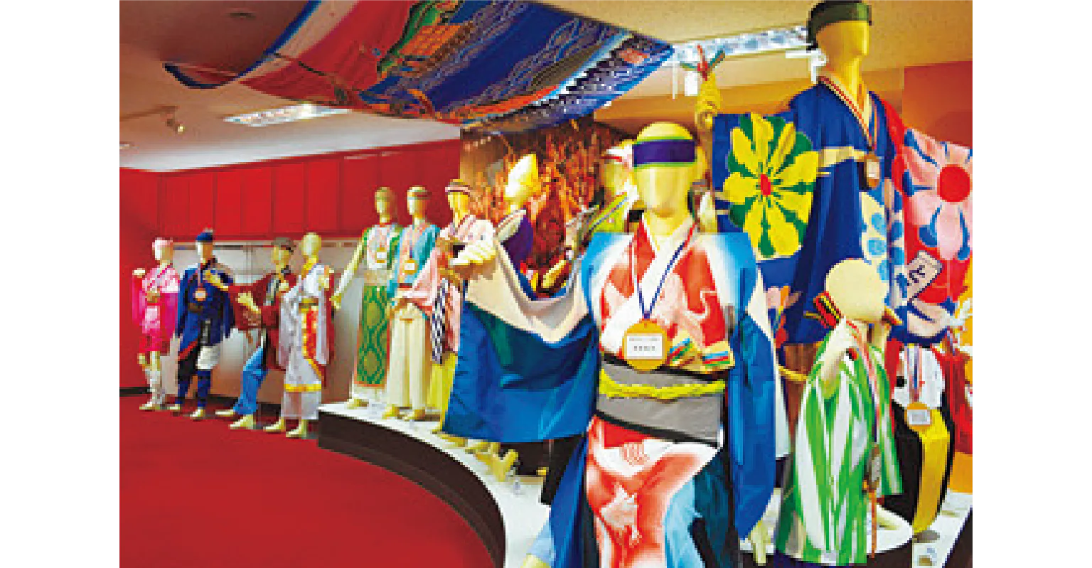 華やかな衣装を展示している様子の紹介画像