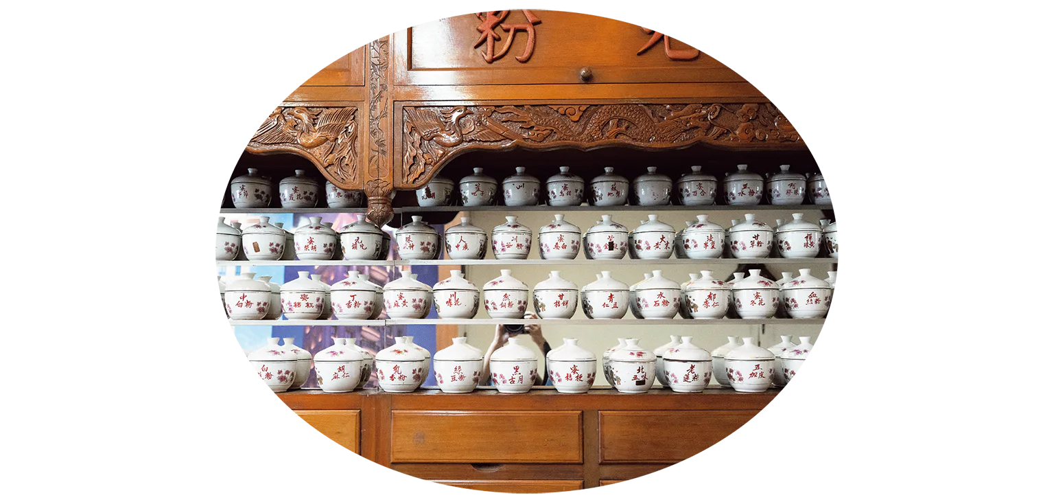 昔ながらの薬箪笥の画像