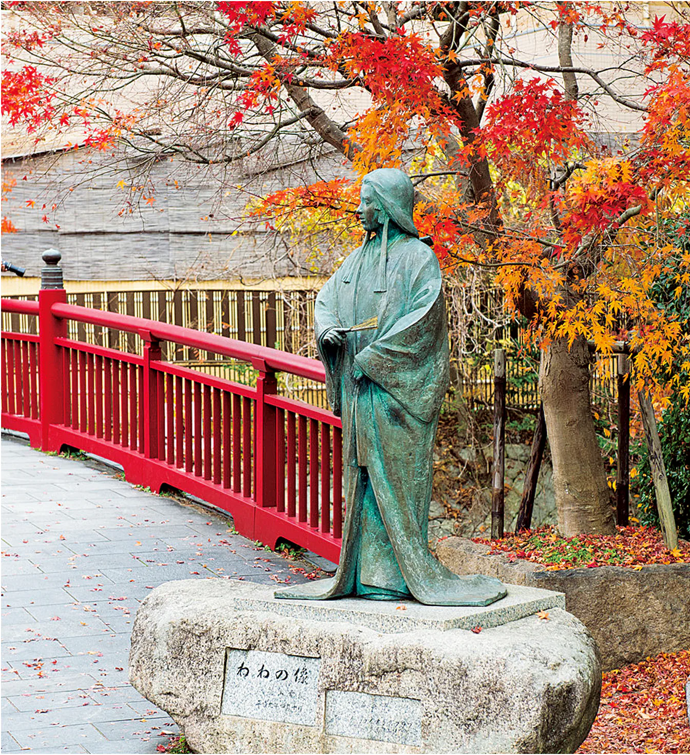 ねね橋とねね像の画像