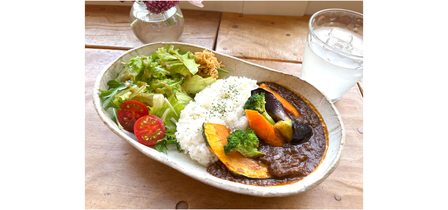 絵本の中に登場するカレーをアレンジした、やさいどっさりカレー1400円（ドリンク付き）の画像