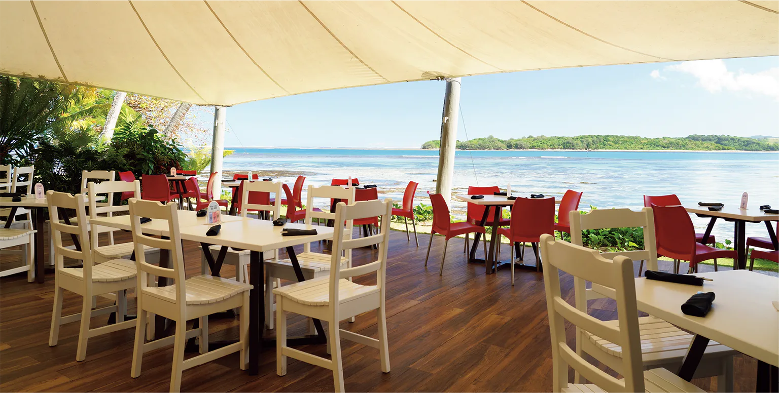 海の開放的な景色も魅力の「ビーチ バー＆グリル」の画像