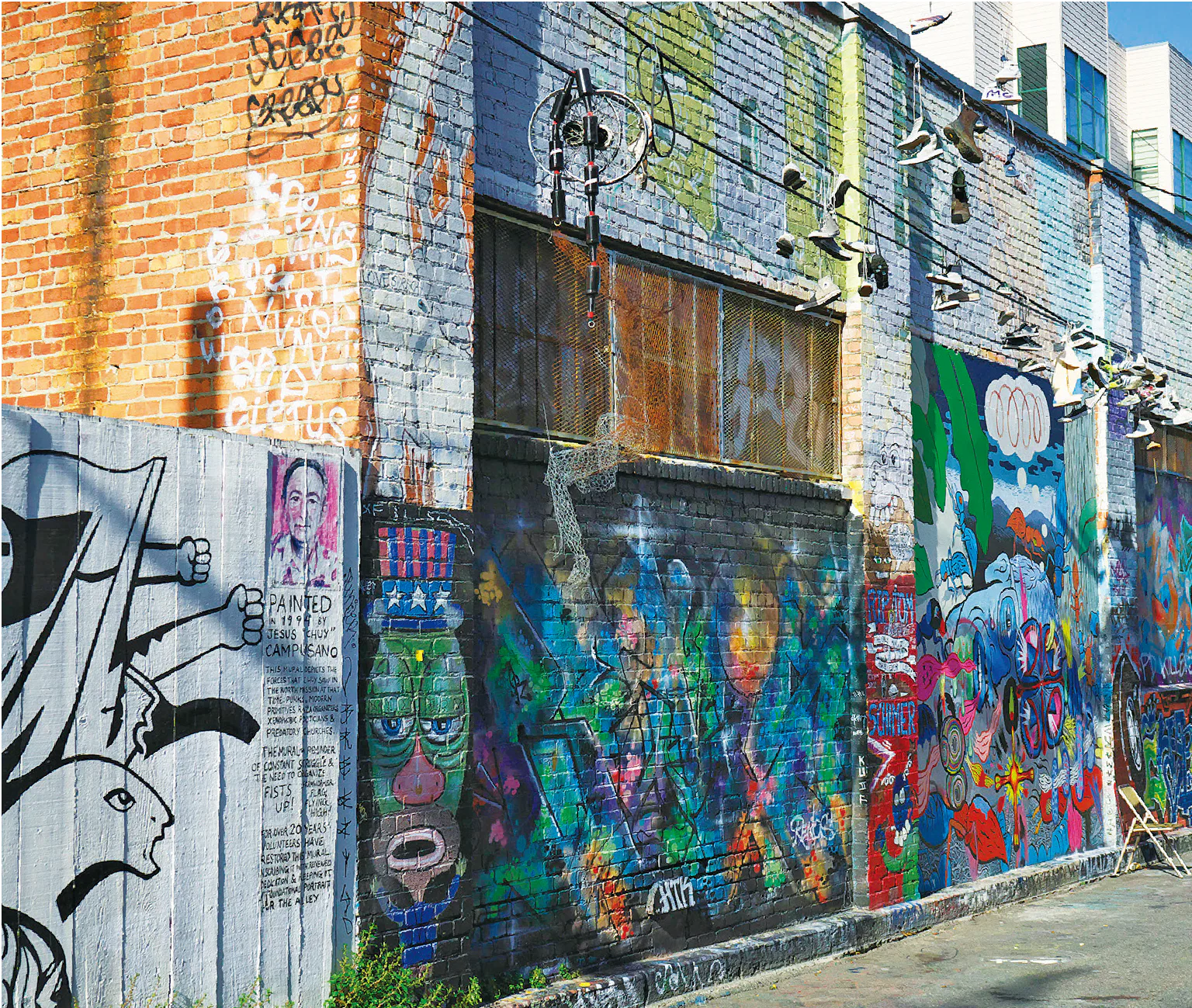 街なかにはカラフルな壁画も見られる