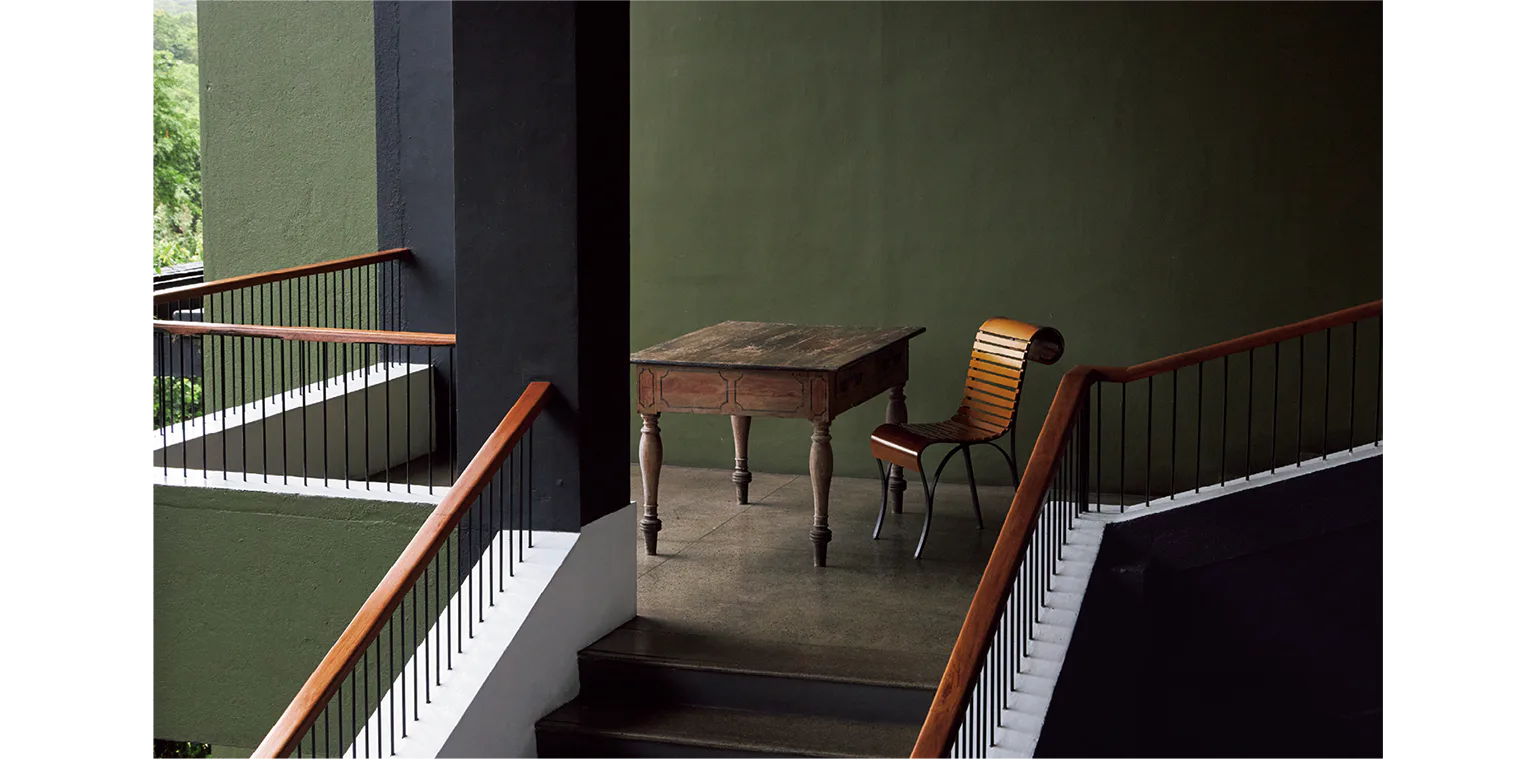 椅子と机の画像