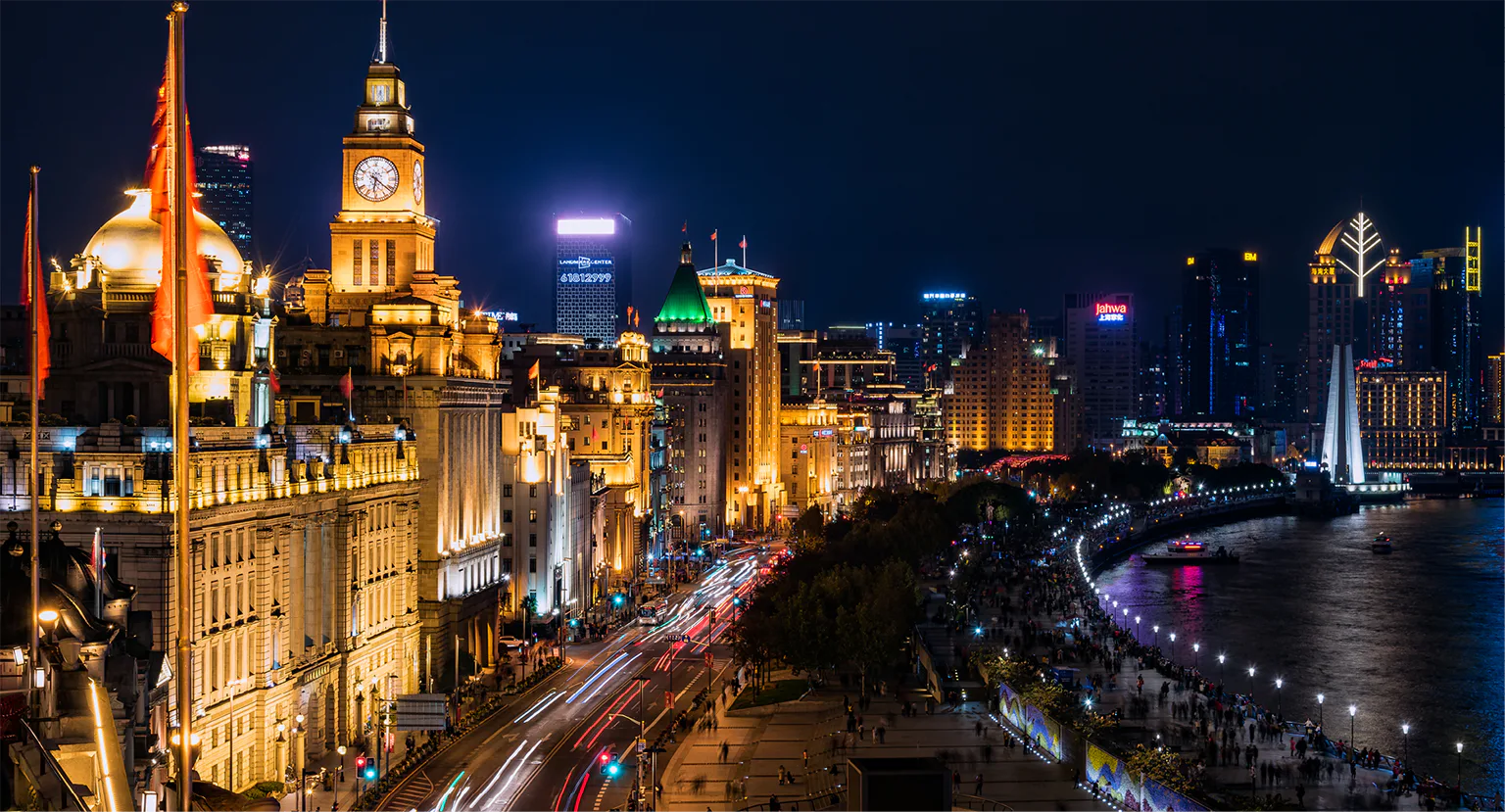 夜空に浮かぶ超高層建築の画像
