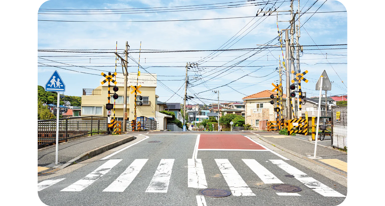 七里ヶ浜駅横の踏切の画像