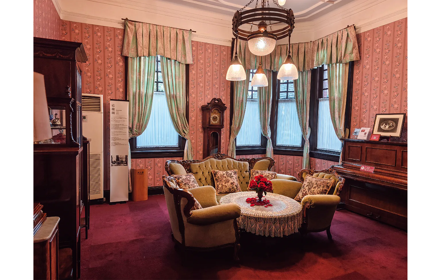 「1F応接間」トーマス夫人のサロンとして使用されていた華やかな空間