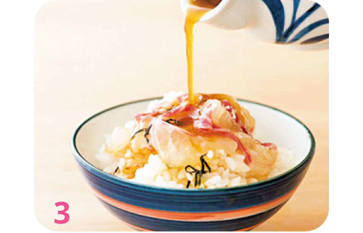 ご飯の上に刺身と海藻をのせてだし汁をかけるの画像