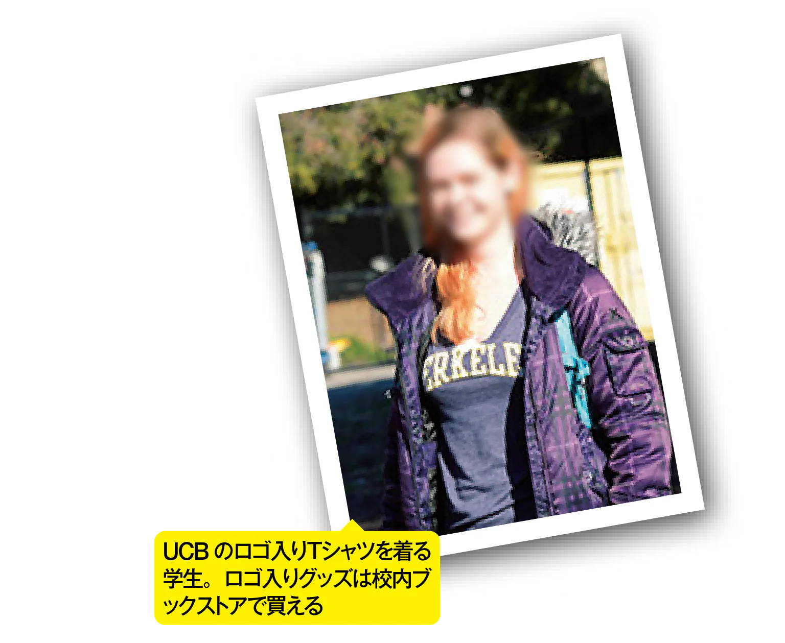 UCBのロゴ入りTシャツを着る学生。ロゴ入りグッズは校内ブックストアで買える