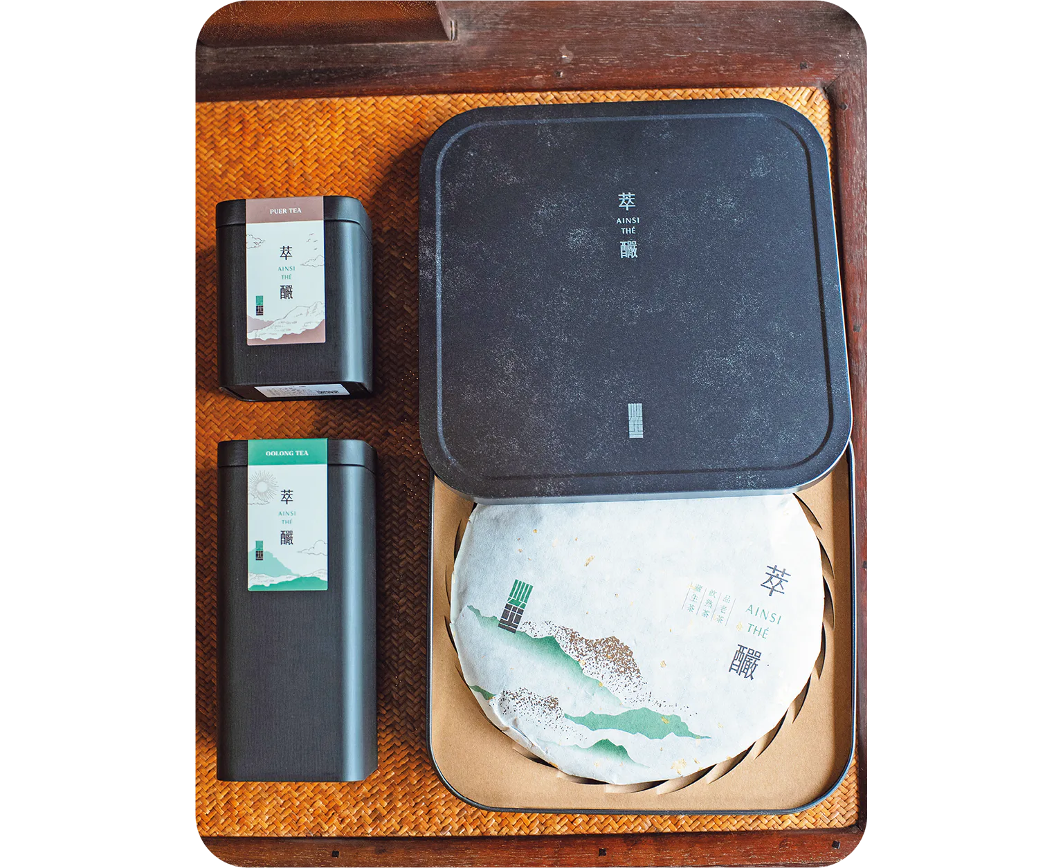 円盤型のプーアール茶は30年ものでNT$12000（右）。プーアル茶NT$7500（左上）、烏龍茶NT$2500（左下）の画像