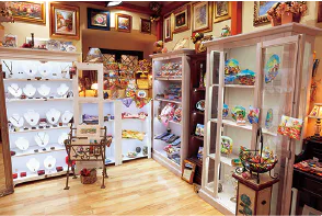 ギャラリヤ・ニカ・アートの店舗内観画像