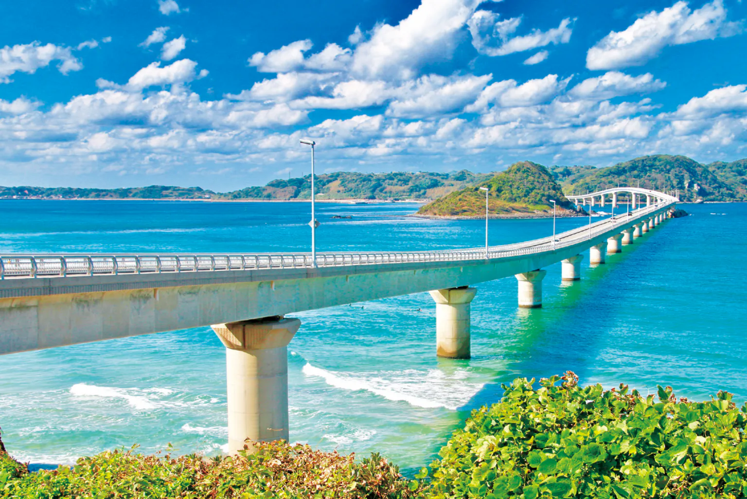 美しい海に延びる角島大橋を滑走の画像