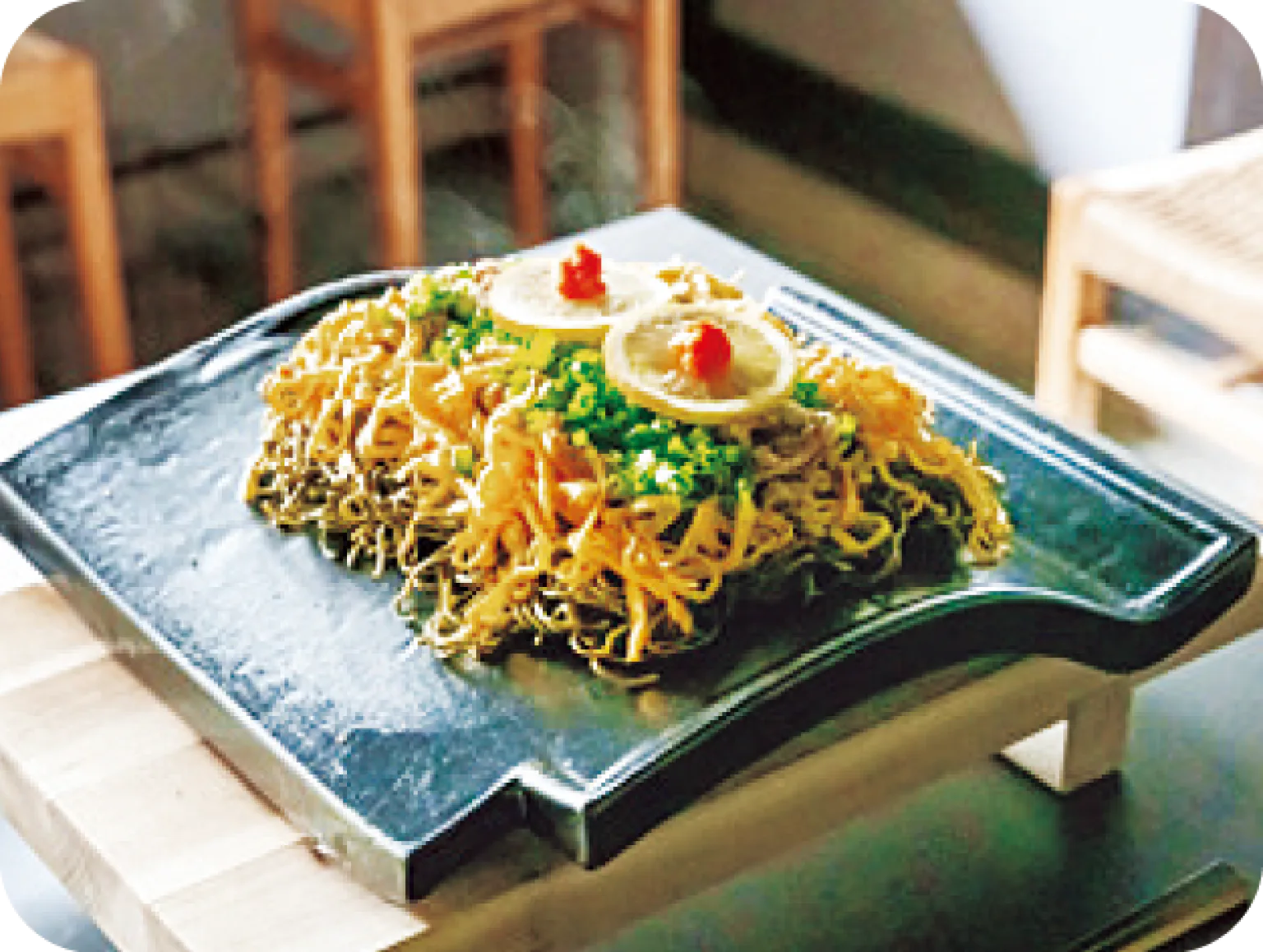 温泉街で瓦そばを味わう画像