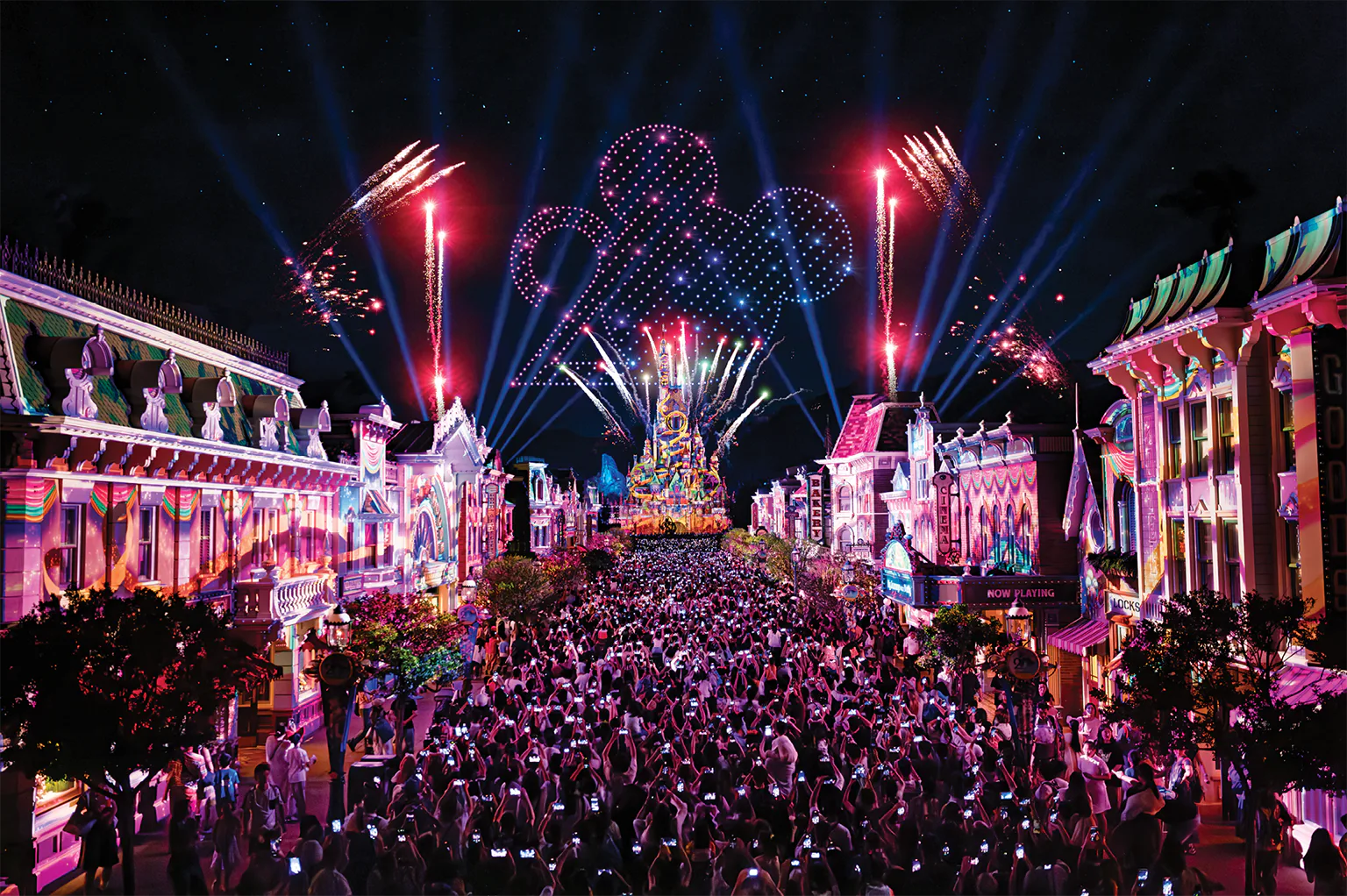 香港ディズニーランドの「モーメンタス」ナイト・タイム・スペクタキュラーの画像