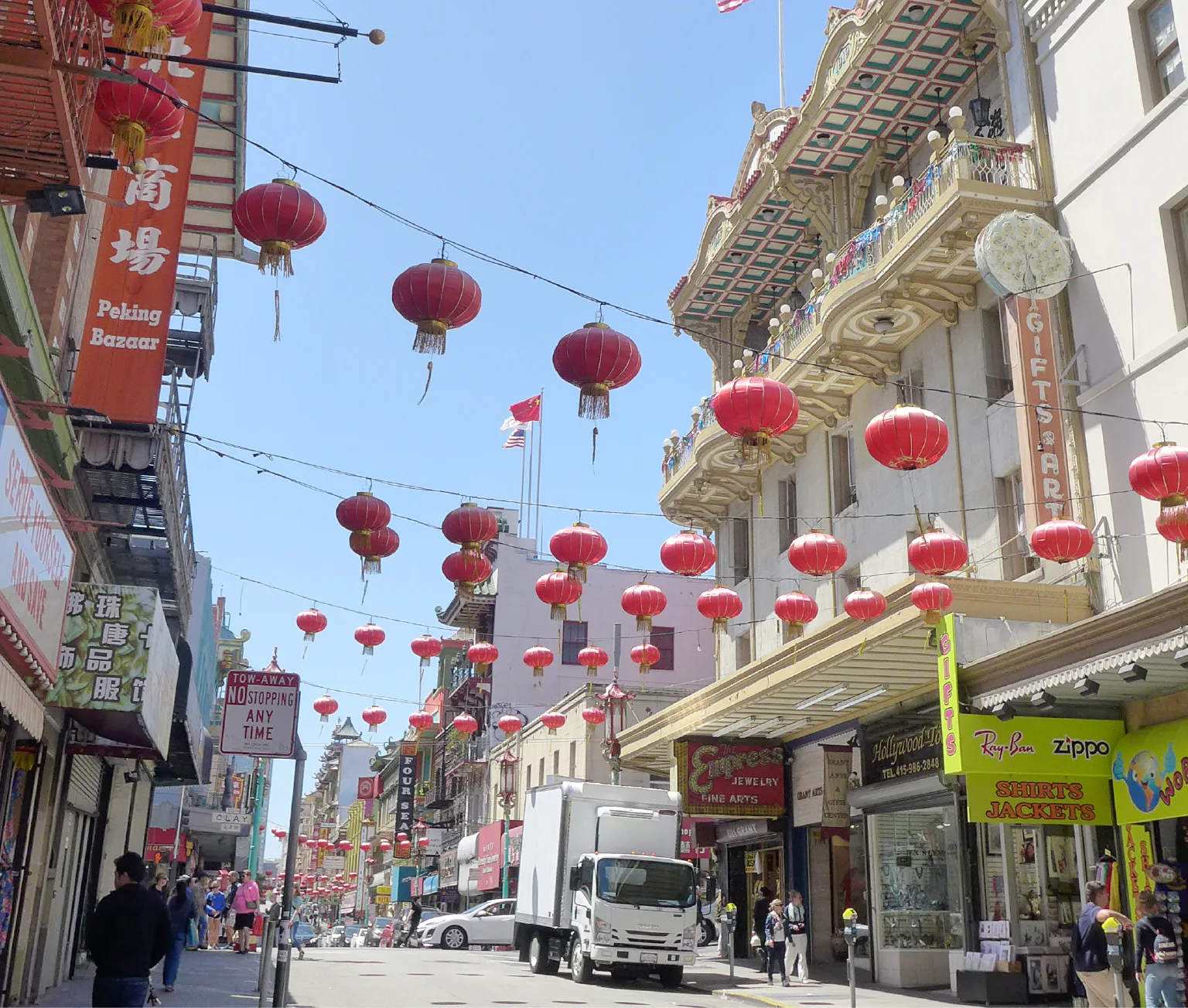 通りには中国語の看板がずらりと並ぶ