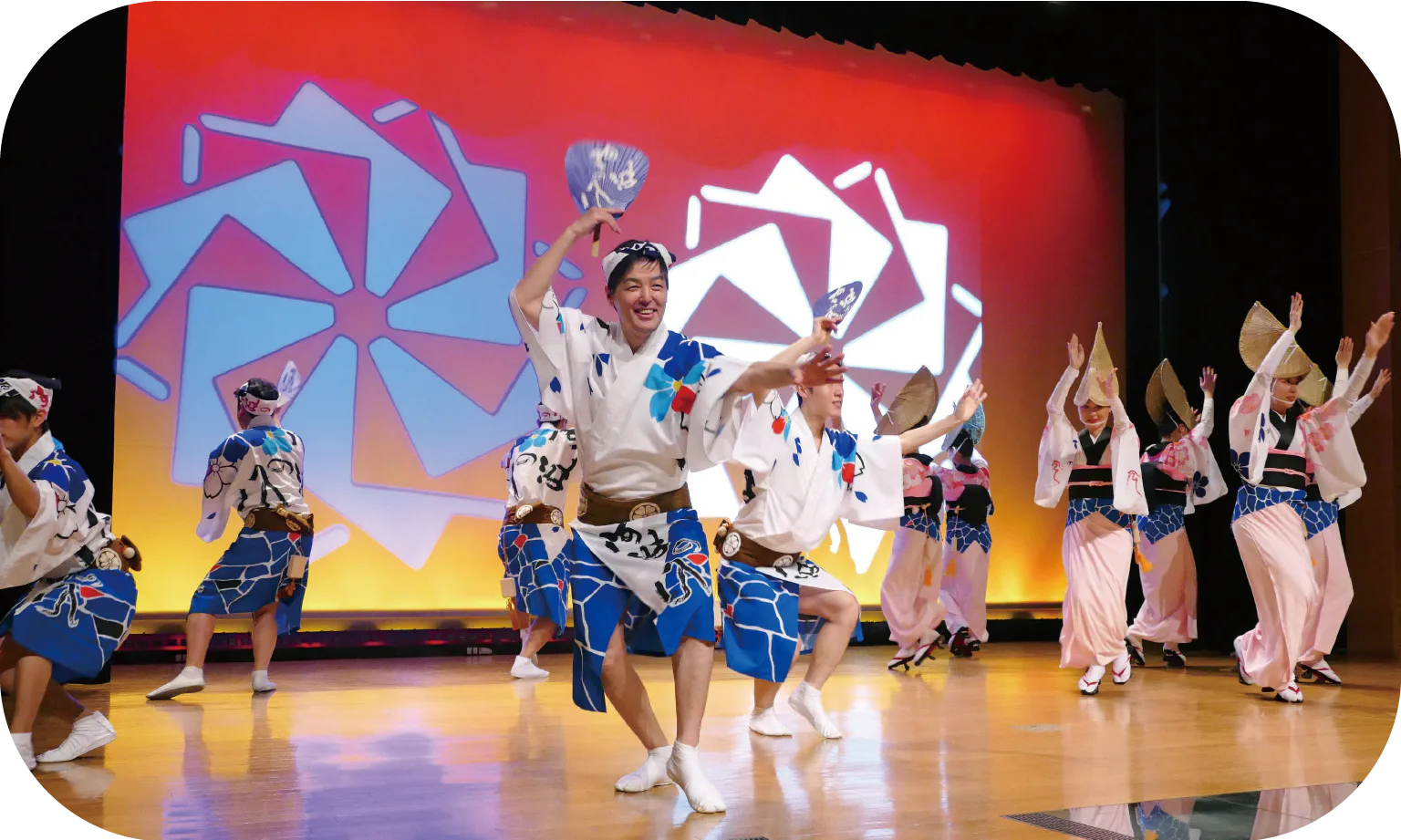 阿波おどり踊る人達の画像