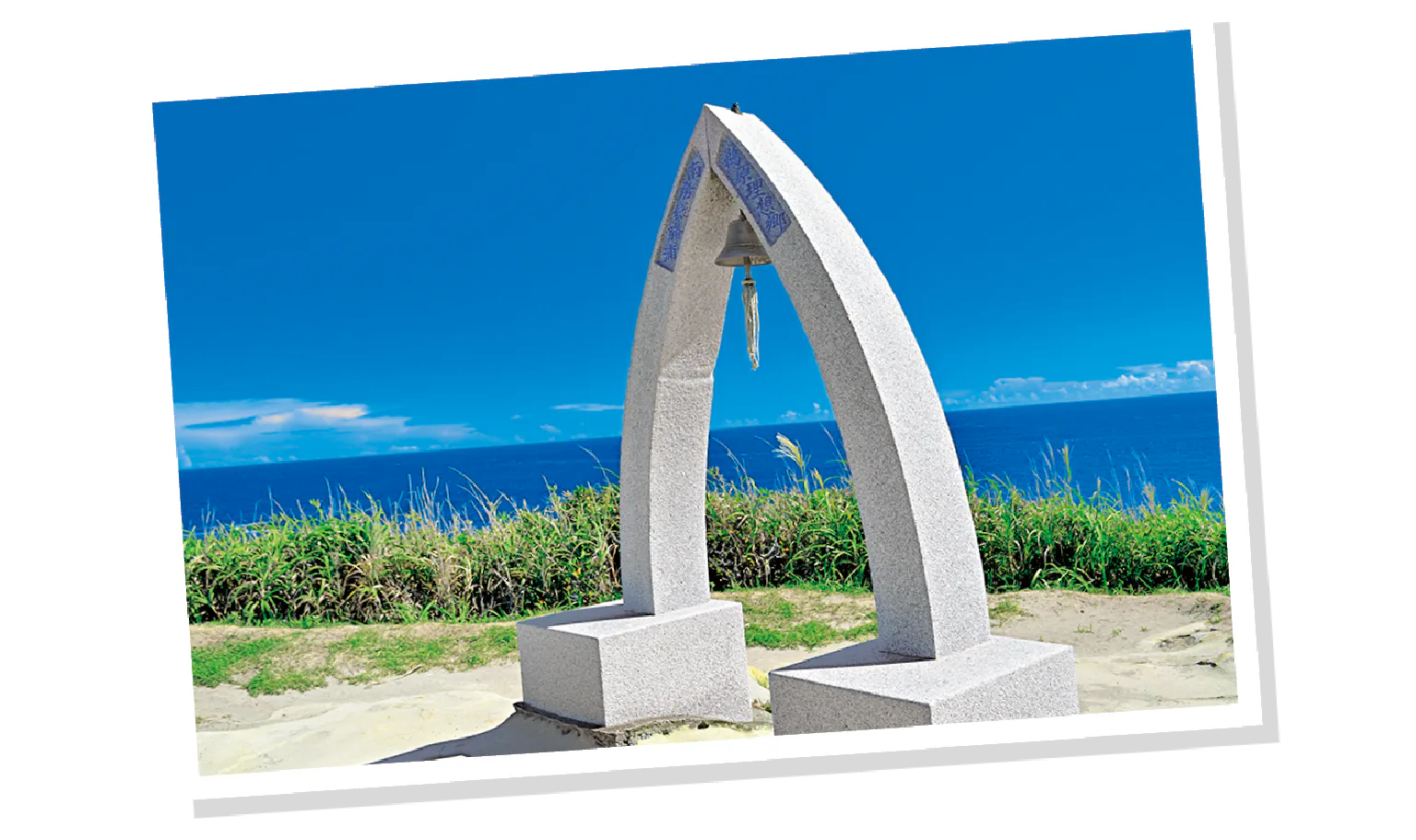 鵜原理想郷の鐘付きデザインベンチの画像