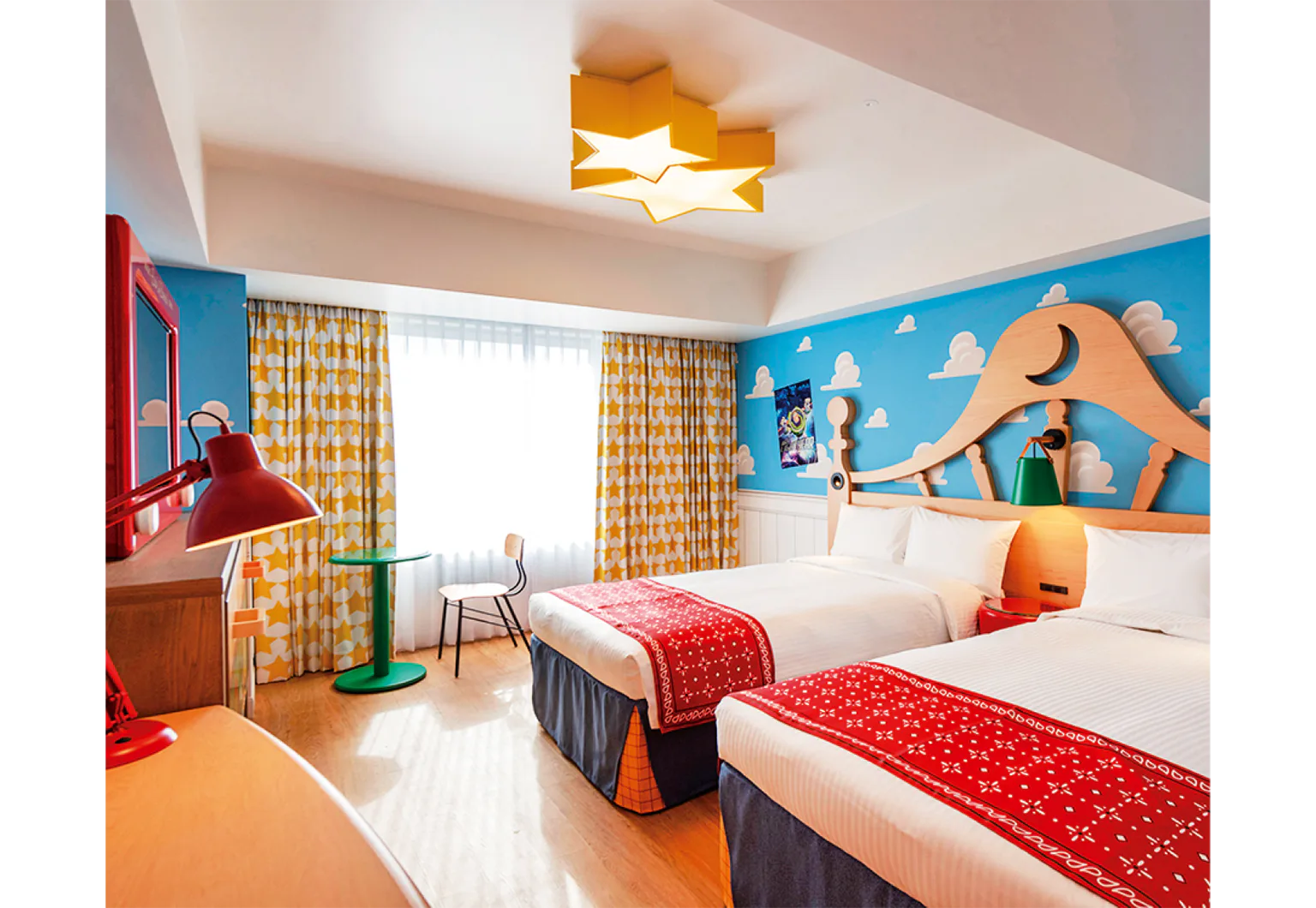 （写真）ディズニー＆ピクサー映画『トイ・ストーリー』シリーズ第1作に登場するアンディの部屋をイメージしたデザイン